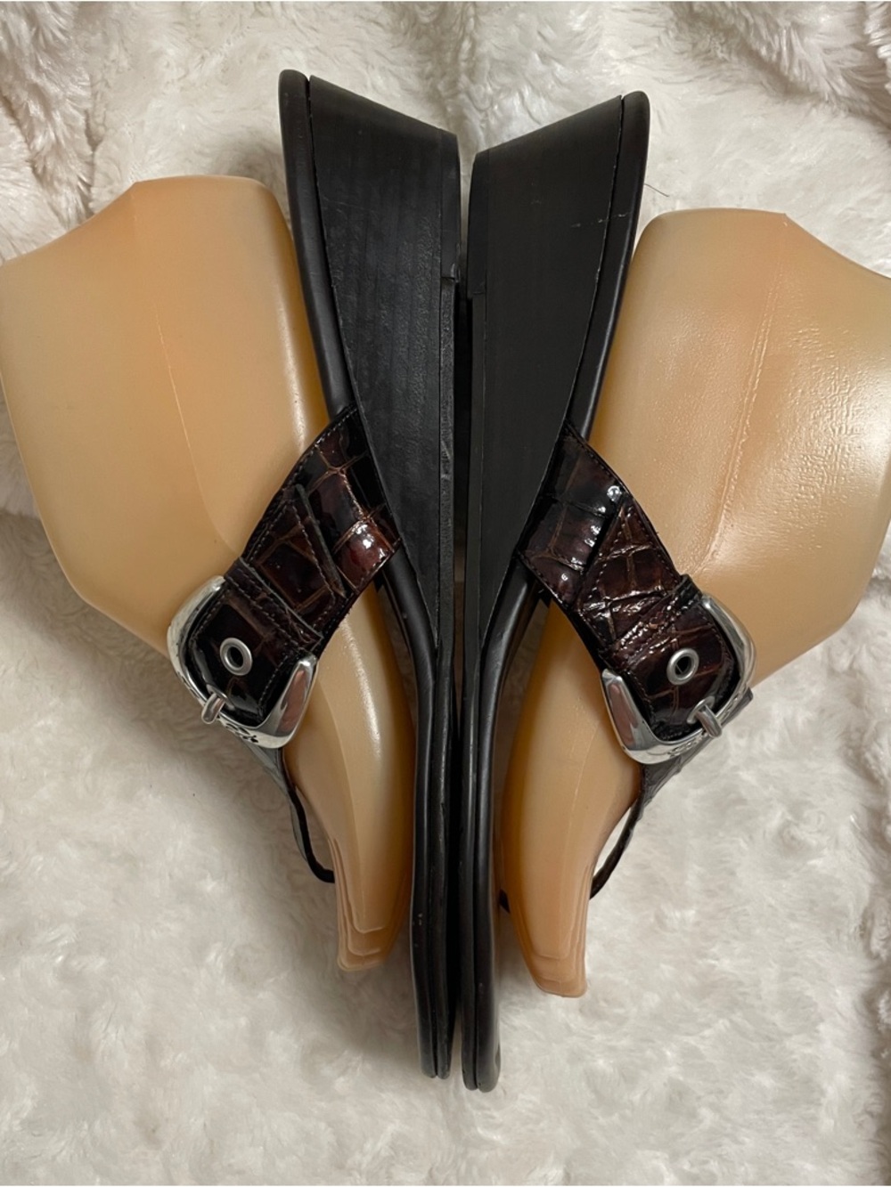 Brighton "Lark" Wedge sandal crocodile embossed thong - Picture 6 of 9